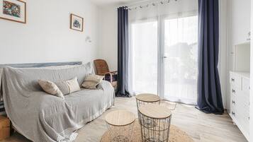 Fernseher, DVD-Player, Tischtennisplatte