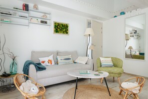 Televisie, een dvd-speler en een tafeltennistafel