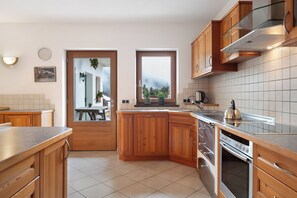 Fridge, oven, stovetop, dishwasher - Holiday Apartment 'Kuhglocke' with Mountain View, Private Terrace and Wi-Fi (Sarentino)
