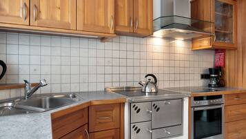 Geladeira, fogão, cooktop, lava-louças