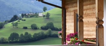 Holiday Apartment 'Kuhglocke' with Mountain View, Private Terrace and Wi-Fi