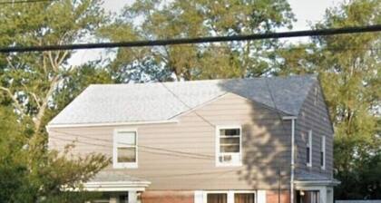 Cozy 3-bedroom condo in charming Euclid with AC, WiFi