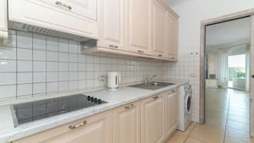 Refrigerador, horno, placa de cocina, tetera/pava eléctrica