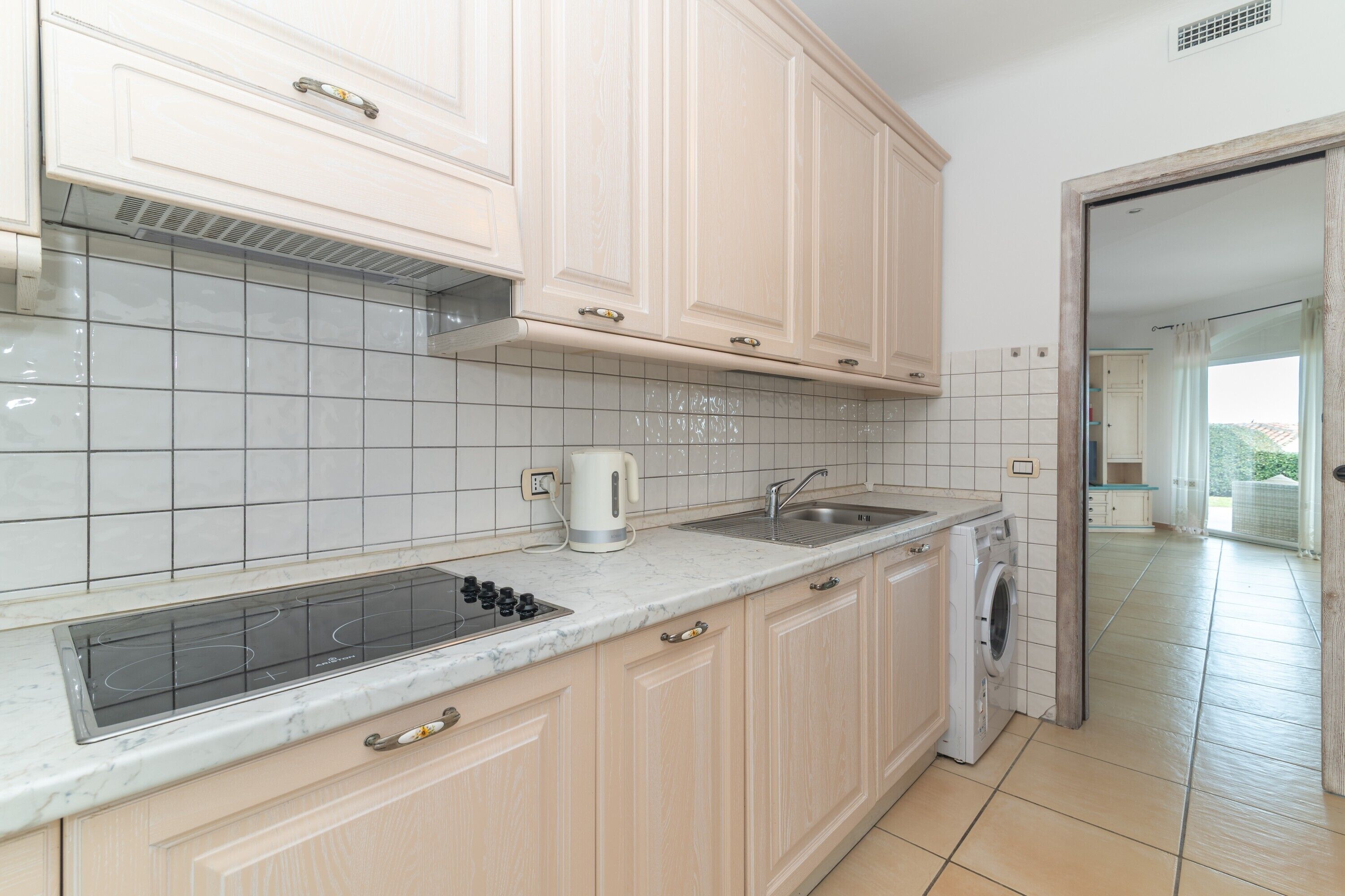Frigorífico, horno, placa de cocina y hervidor eléctrico