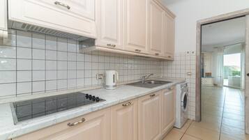 Frigorífico, horno, placa de cocina y hervidor eléctrico