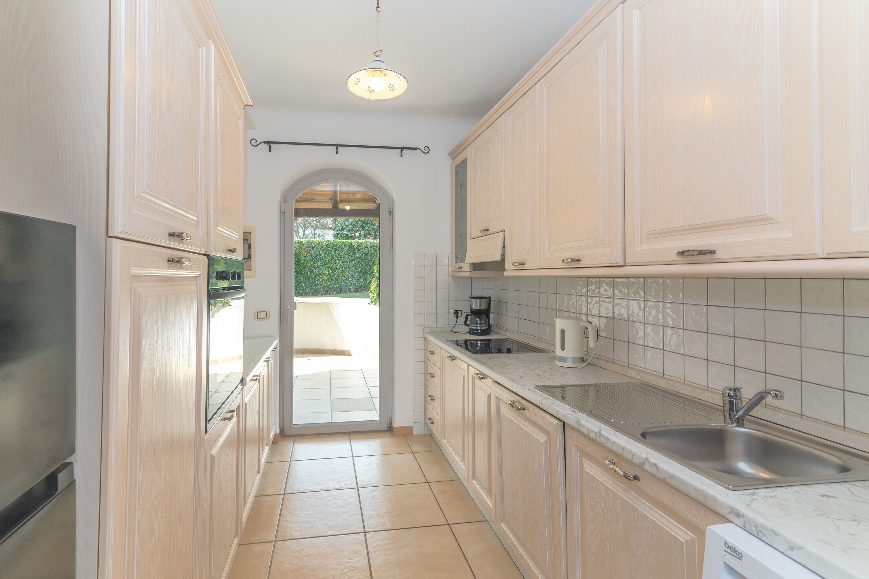 Fridge, oven, stovetop, electric kettle