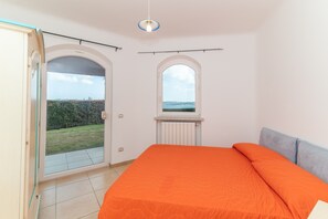 3 bedrooms, iron/ironing board, bed sheets