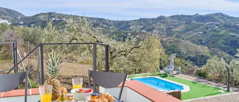 تناول الطعام بالخارج