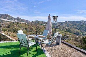 Outdoor dining - Country House 'El Rincón De Tetuán' with Mountain View, Wi-Fi and Air Conditioning (Árchez)