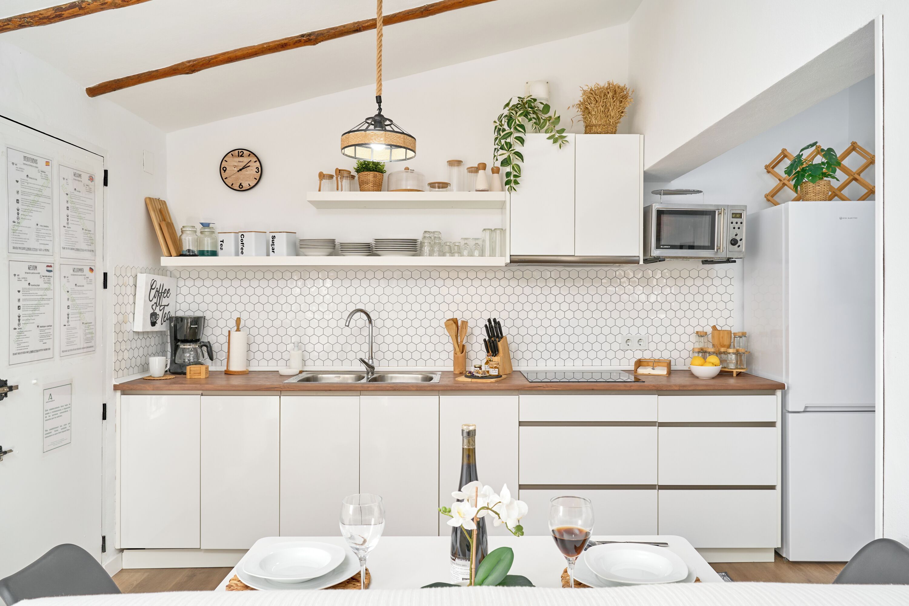 Réfrigérateur, micro-ondes, plaque de cuisson, cafetière/bouilloire