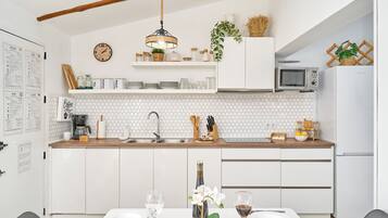 Frigorífico, microondas, placa de cocina y cafetera o tetera