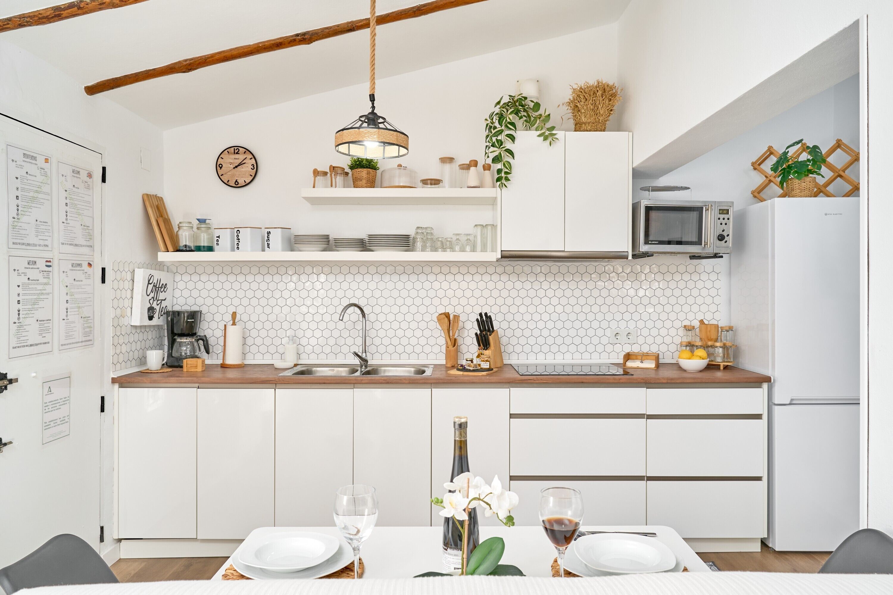 Een koelkast, een microgolfoven, een kookplaat