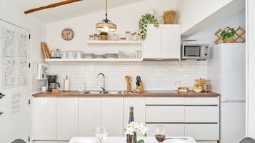 Een koelkast, een microgolfoven, een kookplaat