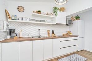 Kylskåp, mikrovågsugn, spishäll och kaffe- och tebryggare
