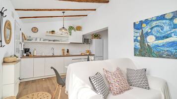 Een televisie en een open haard