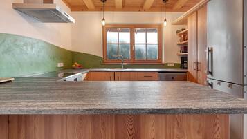 Frigorifero, forno, piano cottura, lavastoviglie