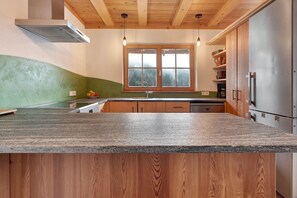 Fridge, oven, stovetop, dishwasher