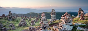 Un paisaje con varios montículos de piedras.