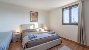 4 bedrooms, iron/ironing board, free WiFi, bed sheets