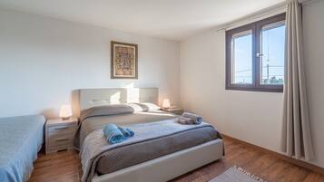 4 bedrooms, iron/ironing board, free WiFi, bed sheets