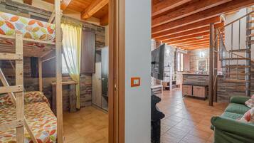 4 slaapkamers, een strijkplank/strijkijzer, gratis wifi, beddengoed