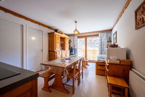 Interior - Apartment 'Valfréjus La Montagne- App 123' with Private Terrace, Balcony and Wi-Fi (Modane)