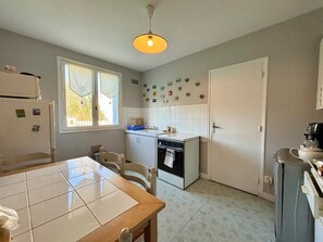 Kylskåp, mikrovågsugn, diskmaskin och grytor/köksredskap