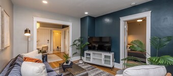 Elegant 2BR Larchmere Classic ~ Near Cleveland Clinic & Case Western University