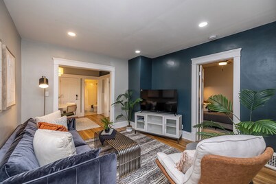Elegant 2BR Larchmere Classic ~ Near Cleveland Clinic & Case Western University