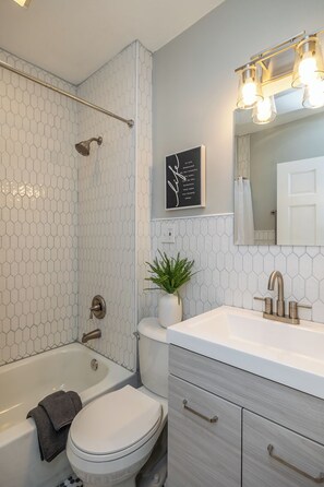 Haartrockner, Handtücher, Seife, Shampoo