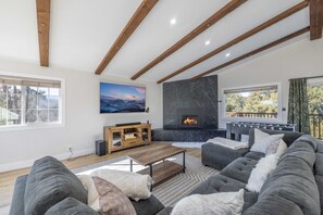 Téléviseur connecté, foyer, table de baby-foot