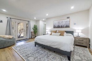 4 bedrooms, desk, travel cot, free WiFi