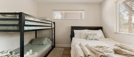 4 bedrooms, desk, travel crib, WiFi (free)