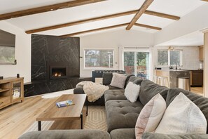 Smart-TV, Kamin, Videospiele, Tischfußball