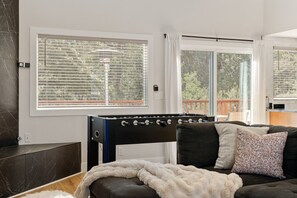 Smart TV, fireplace, video games, foosball - Moonlight Ridge| Spa, Gated, EV Charge, Game Room! (Big Bear)