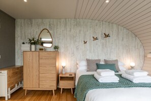1 bedroom, desk, free WiFi, bed sheets
