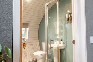 Hair dryer, towels - Unique Eco Studio Pod on Old Chalford Estate (Chipping Norton)