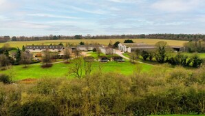 A rural landscape with a farmhouse, open fields, and a clear sky. - Fabulous Two Bedroom Eco Pod, Old Chalford Estate (Chipping Norton)