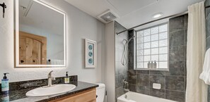 Douche, baignoire à jets, sèche-cheveux, serviettes fournies