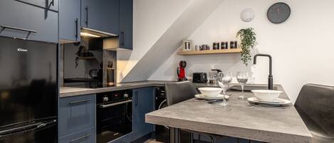 Fridge, oven, stovetop, dishwasher