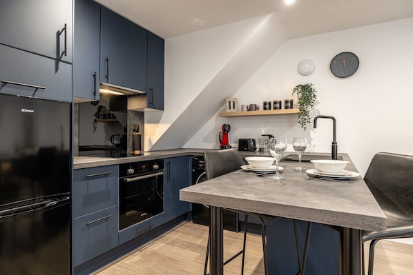 Fridge, oven, stovetop, dishwasher