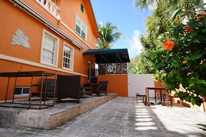 Outdoor dining - Charming 2-bedroom apartment in fantastic Miami with AC, WiFi (Miami)