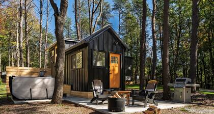 Hot Tub Tiny Home · Fire Pit · Romantic Retreat
