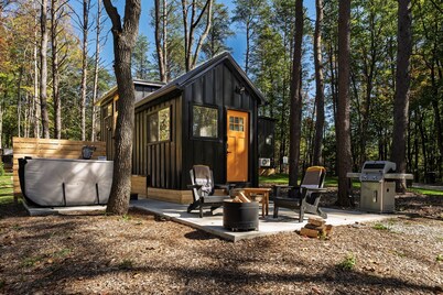 Tiny Home · Hot Tub · Fire Pit · Romantic Escape