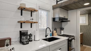 Een koelkast, een microgolfoven, een oven, een kookplaat