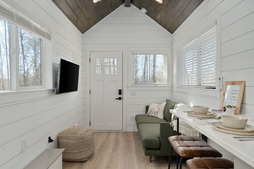 Hot Tub Tiny Home · Fire Pit · Couples Getaway