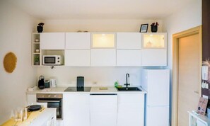 Coffee/tea maker, fridge, oven, stovetop