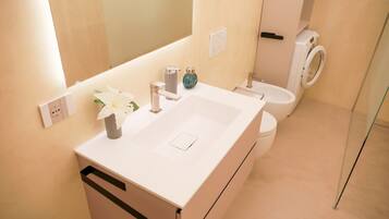 Douche, sĂšche-cheveux, bidet, serviettes fournies