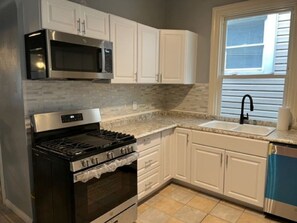 Private kitchen - Charming 4-bedroom house with AC and WiFi in fabulous Chicago (Chicago)