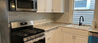 Charming 4-bedroom house with AC and WiFi in fabulous Chicago